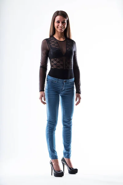 Mujer Joven Con Tacones Altos Jeans Ajustados Pie Postura Revela —  Fotos de Stock