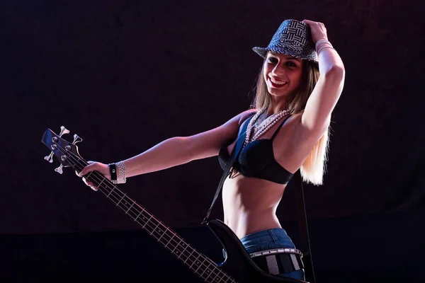 Enerjiyle Bas Gitar Çalan Seksi Pop Rock Yıldızı Yüksek Topuklu — Stok fotoğraf