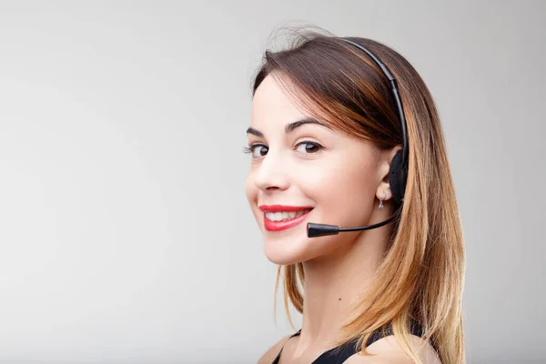 Ung Kvinna Med Ett Professionellt Headset Flerspråkig Mänsklig Assistent Kommunicerar — Stockfoto