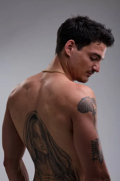 Muskulös Ung Man Tatuerad Tittar Ner Synliga Muskler Kort Hår — Stockfoto