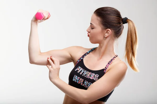 Charmante Jonge Vrouw Pronkt Met Haar Spieren Palpeert Met Één — Stockfoto