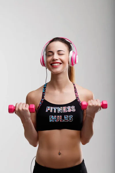 Εργαλεία Γυμναστικής Γυναίκα Συμμετέχει Μια Εκπαίδευση Hiit Άρση Βαρών Χαμογελάει — Φωτογραφία Αρχείου