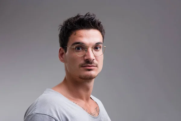Yakışıklı Genç Bir Adam Kısa Saçlı Gözlüklü Kısa Kollu Gömleğinin — Stok fotoğraf