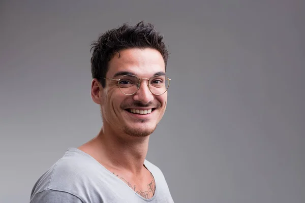 Genç Gözlüklü Bir Adamın Çeyrek Portresi Kas Yapısı Gri Gömleğinden — Stok fotoğraf