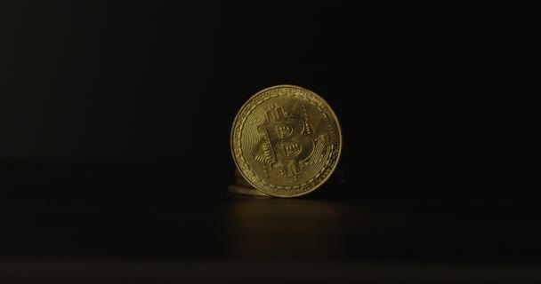 Bewegendes Funkeln Einer Leichten Scheibe Nahaufnahme Des Symbolischen Goldenen Bitcoin — Stockvideo