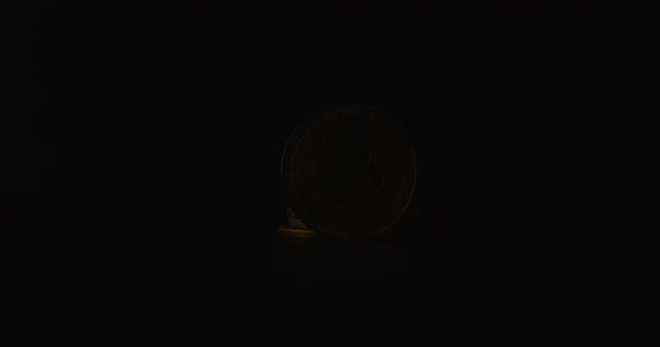 Krátký Záblesk Pohybu Světla Detailu Symbolického Zlatého Bitcoinu Světlo Pohybuje — Stock video
