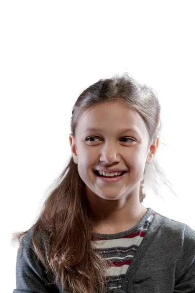 Ein Fröhliches Porträt Eines Lächelnden Mädchens Gestreifter Kleidung Und Grauem — Stockfoto