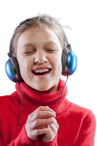 Élénk Fiatal Lány Piros Pulóverben Kék Fülhallgató Zenéjét Hallgatja Amit — Stock Fotó