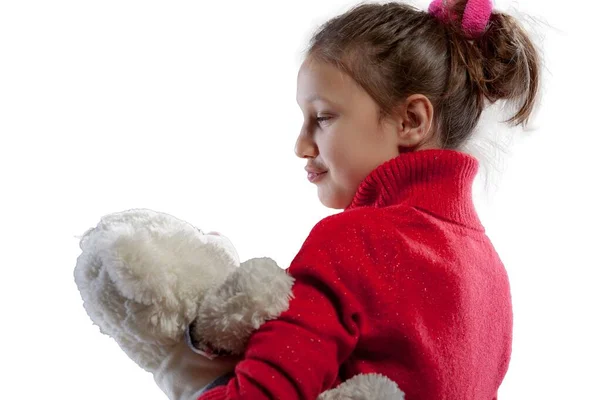 彼女の白いテディベアで 赤いセーターの女の子は友情 慰めを経験します それは柔らかく 常に彼女のためにそこに — ストック写真