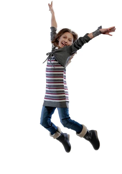 소녀의 초상화 기쁨으로 흥분과 그녀는 줄무늬 스웨터 카디건 청바지 부츠를 — 스톡 사진