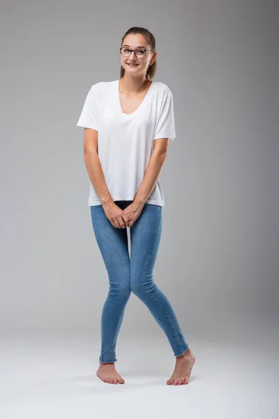 Donna Con Capelli Legati Vestita Con Una Camicia Bianca Jeans — Foto Stock