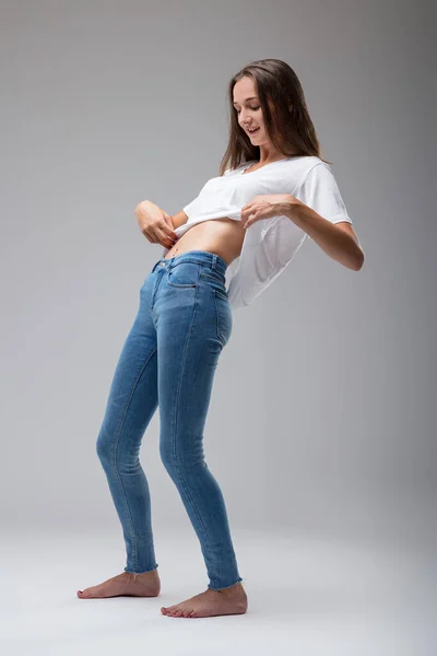 Full Length Portrait Captures Young Woman Jeans Lifting Her White — Stock Photo, Image