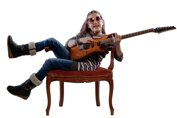 Mała Dziewczynka Barokowym Aksamitnym Fotelu Grająca Gwiazdę Pop Rocka Gitarą — Zdjęcie stockowe