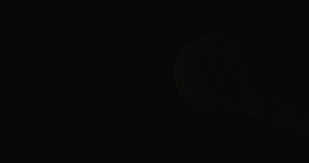 Mikrofon Megjelenik Sötétben Kiemelik Majd Elegánsan Elhalványul Vissza Feketeségbe Egy — Stock videók