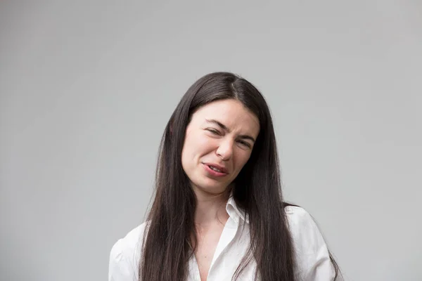 Retrato Uma Mulher Enojada Reagindo Negativamente Recusando Que Apresentado Ela — Fotografia de Stock