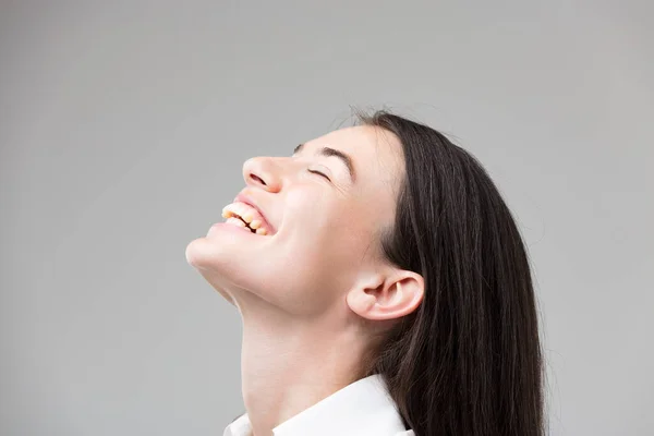 女人带着强烈的 不可控制的快乐 微笑和笑声 中央肖像画 白色的正式衬衫 长长的头发 漂亮的牙齿 充满乐观和积极向上的精神 — 图库照片