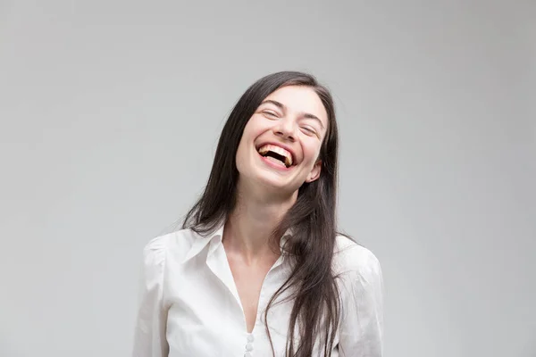 Retrato Central Frontal Una Mujer Feliz Golpeada Positivamente Que Ríe —  Fotos de Stock