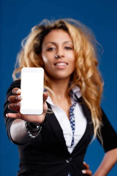 Ohromující Černá Žena Blond Hříva Hrdě Ukazuje Prázdnou Obrazovku Smartphonu — Stock fotografie