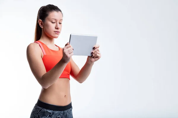 Young Woman Featuring Toned Flat Stomach Utilizing Digital Devices Her — Stock Photo, Image