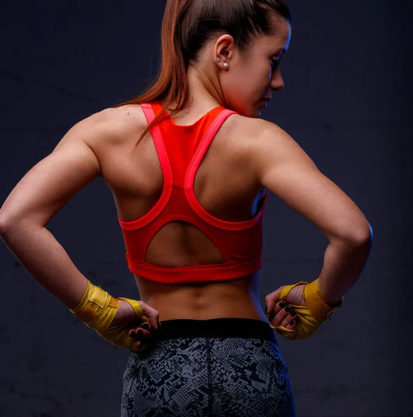 肌肉发达的女子拳击手 欣赏她坚实的身躯 勇敢地拥抱文字和身体 用她的眼神面对任何人 — 图库照片