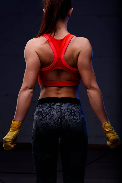キックボクサー トーニング 筋肉バックは 後ろにつながる 意見によって検出されていない 彼女の魅力に気をつけ 直面する準備ができている — ストック写真
