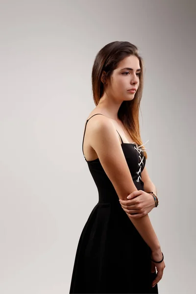 Czarna Sukienka Bardziej Tętniąca Życiem Młoda Kobieta Uwielbia Romantyczny Dotyk — Zdjęcie stockowe
