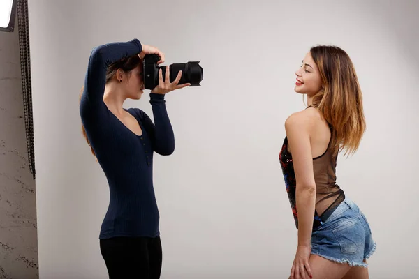 Jonge Fotograaf Blauw Vangt Een Rondborstig Model Onthullende Kleding Creëren — Stockfoto