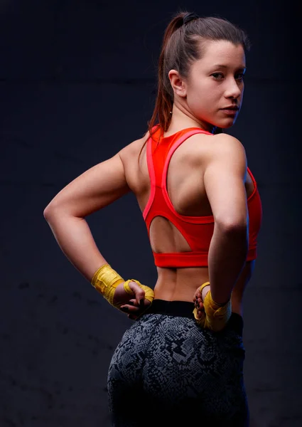 Kick Πυγμαχία Γυναίκα Περήφανος Για Μυϊκή Της Πλάτη Και Σταθερό — Φωτογραφία Αρχείου