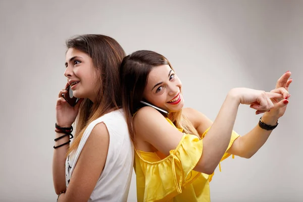 Dos Mujeres Diferentes Edades Temperamentos Aman Exuberancia Uno Contrasta Con — Foto de Stock