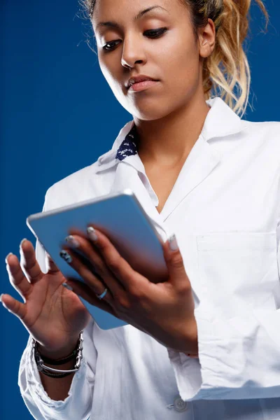 专家棕色皮肤的妇女使用平板电脑进行大数据分析 她擅长统计学 不相信肤浅的信仰 支持科学 — 图库照片