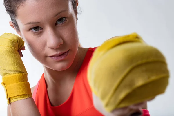 Vrouwelijke Sport Vechter Een Bewaker Houding Haar Ogen Gericht Het — Stockfoto