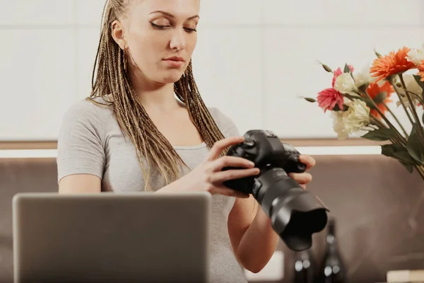 Dslr과 노트북으로 부엌에서 브레이드 머리를 여성은 그녀의 기술을 마스터 — 스톡 사진
