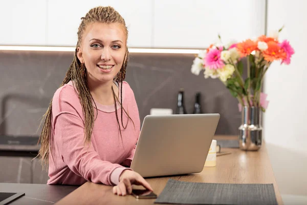Woman Box Braids Uses Smartphone Laptop Work Fun Study Enjoying — Stock Photo, Image