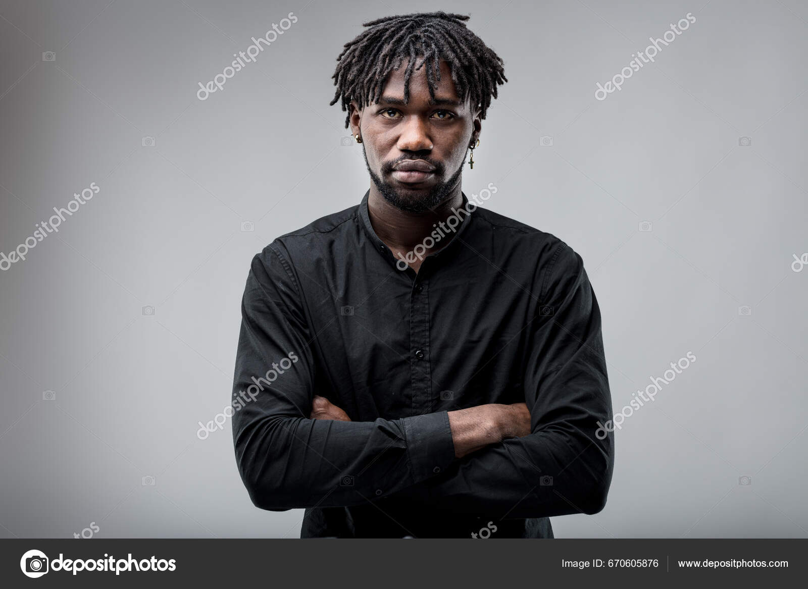 Portrait Avant D'un Homme Noir Avec Courts Cheveux Tressés