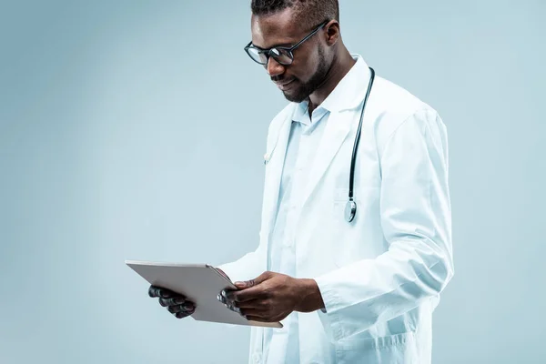 Enfocado Médico Moderno Hombre Negro Con Barba Arreglada Utiliza Tecnología —  Fotos de Stock