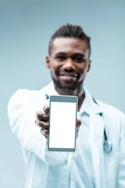 แพทย ในเส อโค ขาวแสดงสมาร ทโฟน างส าหร บกราฟ แนะน าเทคโนโลย — ภาพถ่ายสต็อก