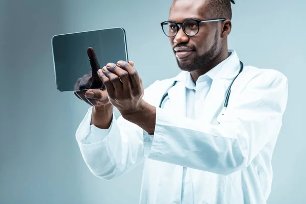 Médecin Utilisant Une Tablette High Tech Pour Travail Écran Vierge — Photo