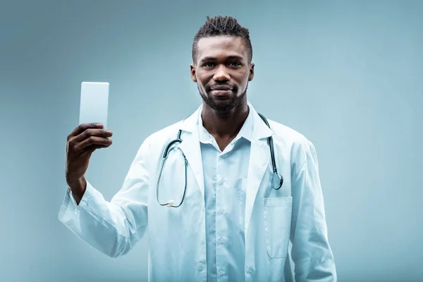 의사는 스마트폰을 사용하여 보여줍니다 기술이 방문하지 연락처 데이터 제공에 도움을 — 스톡 사진