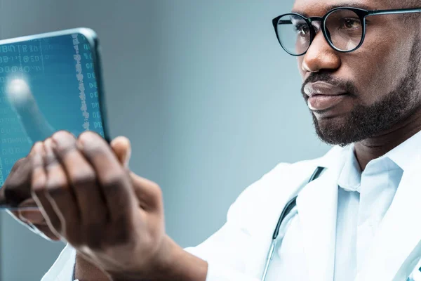 Knowledgeable Black Doctor Works Digital Tablet Mobile Apps Internet Foster — Stock Photo, Image