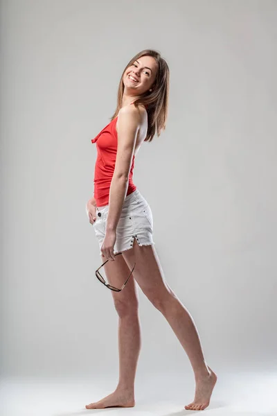 Mujer Joven Con Confianza Camiseta Roja Pantalones Cortos Blancos Con —  Fotos de Stock