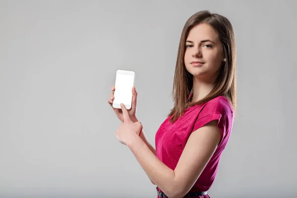 Woman Fuchsia Tee Smiles Showing Smartphone Empty Screen Pressing Key — Stock Photo, Image