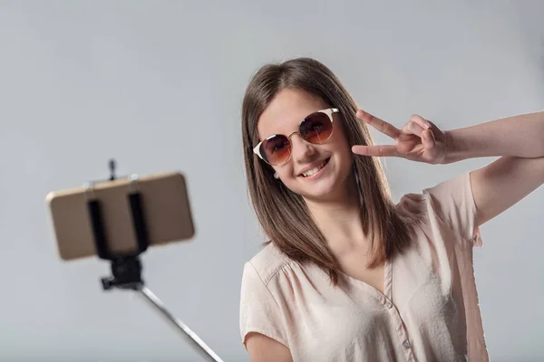 Young Woman Sunglasses Selfie Stick Making Victory Sign Perfect Selfie — Stock Photo, Image