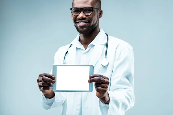 Young Medic Shows Digital Tablet Empty Screen Ready Your Content — Stock Photo, Image
