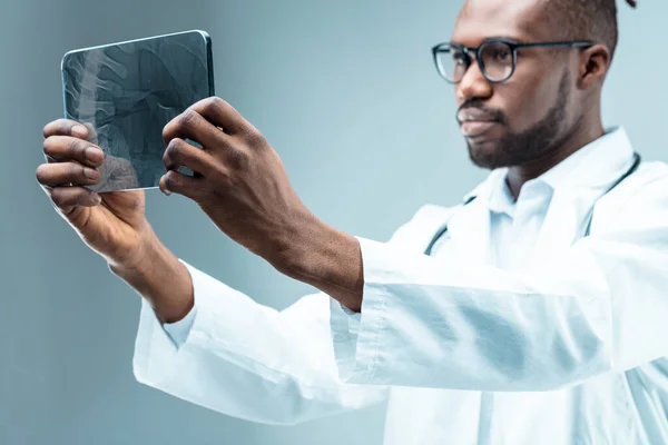 Médico Negro Usa Una Tableta Digital Alta Tecnología Las Aplicaciones —  Fotos de Stock