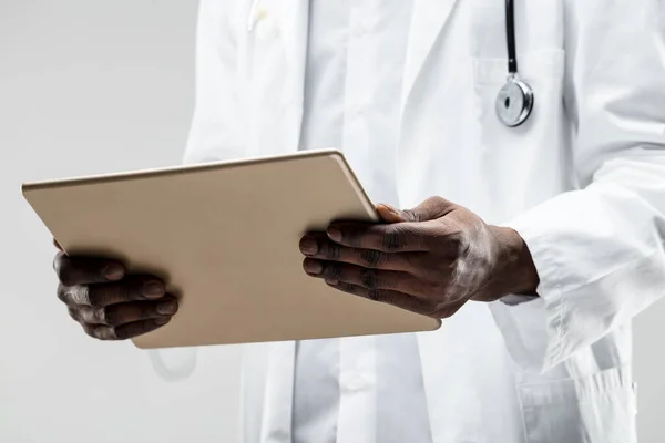 Detalhe Das Mãos Pesquisador Médico Negro Com Tablet Utilizando Big — Fotografia de Stock