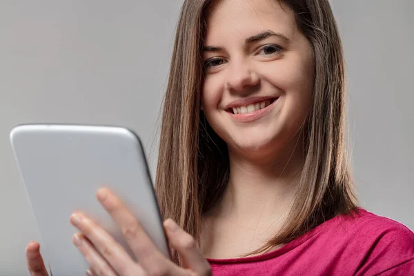 Vrouw Met Bruin Haar Met Behulp Van Digitale Tablet Met — Stockfoto