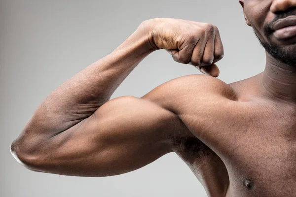 Bearded Young Black Man Lifts Weights Flexes Has Committed Fitness — Stock Photo, Image