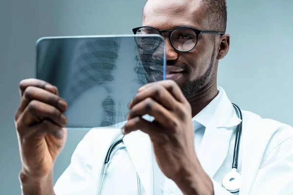 Médico Hombre Negro Bien Informado Utiliza Una Tableta Alta Tecnología —  Fotos de Stock