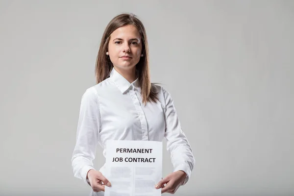 Kobieta Białej Koszuli Dumny Wyraz Twarzy Pokazuje Stałą Umowę Pracę — Zdjęcie stockowe