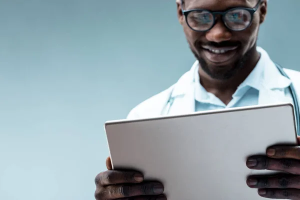 Black Medical Doctor Uses High Tech Tools Enhanced Care Groomed — Stock Photo, Image
